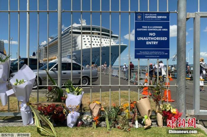 当地时间12月10日，新西兰怀特岛火山喷发第二天，不少民众来到当地港口，摆放鲜花悼念遇难者。