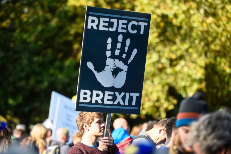 10月19日，人们在英国伦敦参加游行，呼吁英国举行第二次“脱欧”公投。 新华社发（史蒂芬⋅程摄）