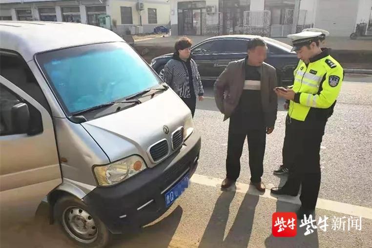 李某被民警拦下。