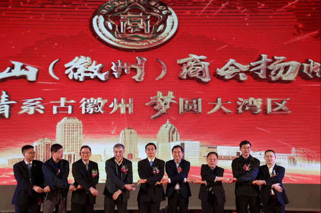 (原成都空军副政委张逢堂少将,中共休宁县委书记卢邦生等嘉宾共同参加