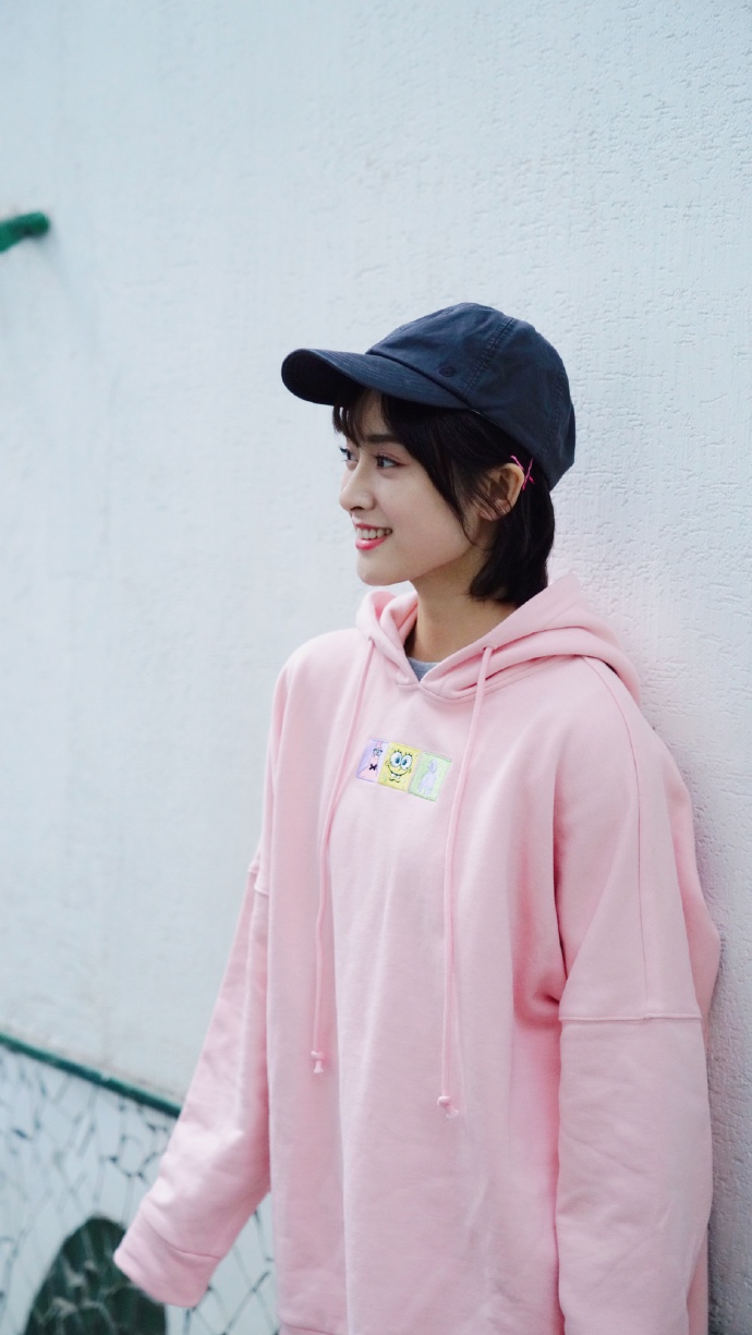 12月12日,沈月通过微博晒出近照,面对镜头甜美微笑,头戴帽子俏皮可爱.