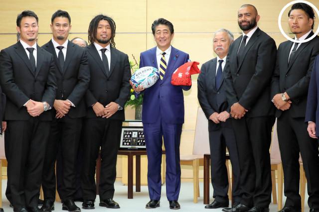 日本男子橄榄球队访问首相官邸，右一为稻垣（朝日新闻）