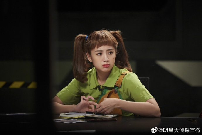 近日,《明星大侦探》发布一组剧照,鬼鬼吴映洁扎双马尾青春活力,嘟嘴