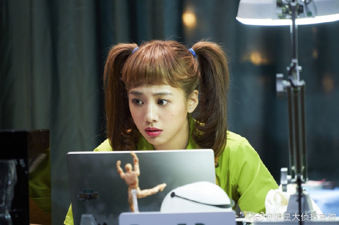 鬼鬼吴映洁扎双马尾青春活力 嘟嘴托腮古灵精怪