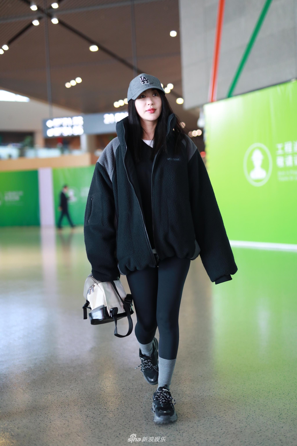 李菲儿穿面包服认真御寒 戴鸭舌帽挥手浅笑元气可爱