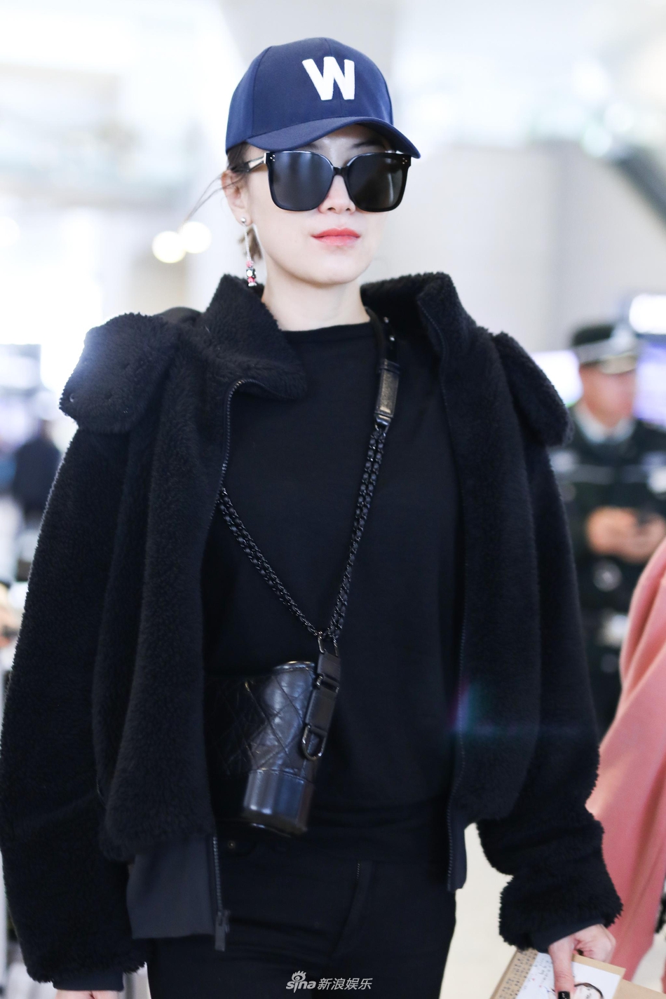 宋佳穿黑衣搭长靴又美又飒获粉丝礼物笑得很甜