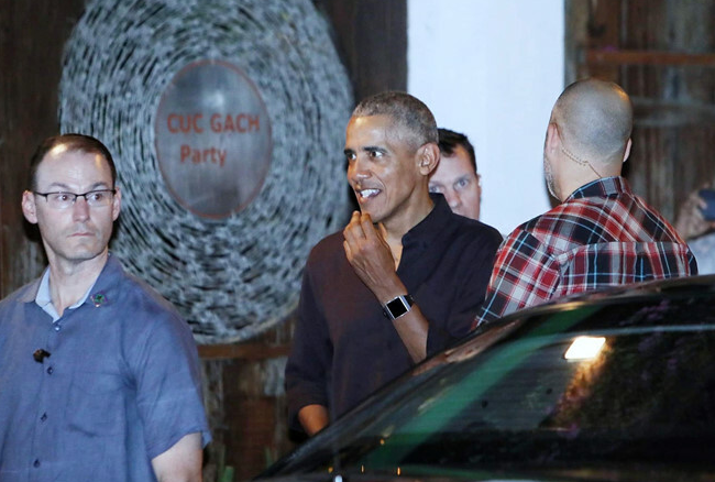 11日，吃饱喝足后，奥巴马愉快地走出越南饭店。（越南每日快讯）