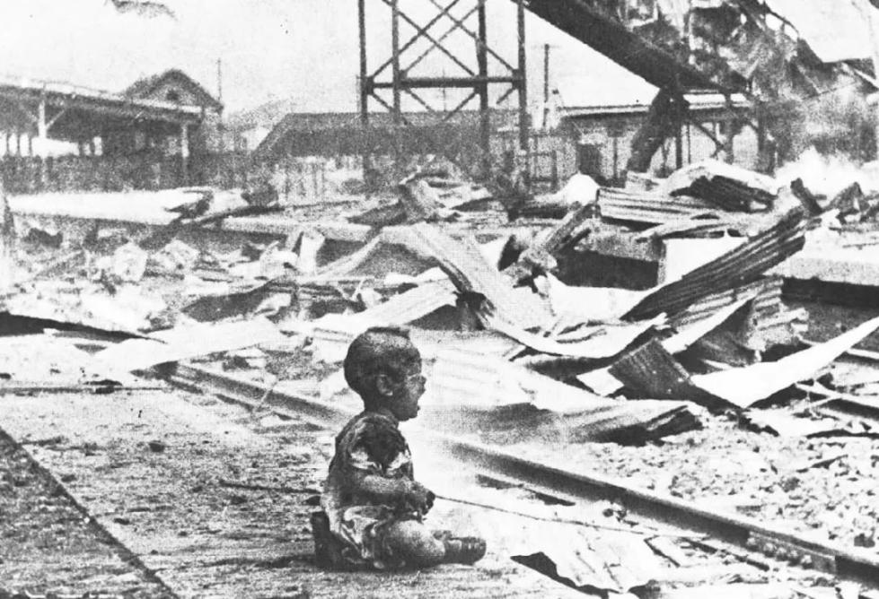 1937年12月，日军占领南京城。一名稚童在废墟中哭泣。图片来源：新华社