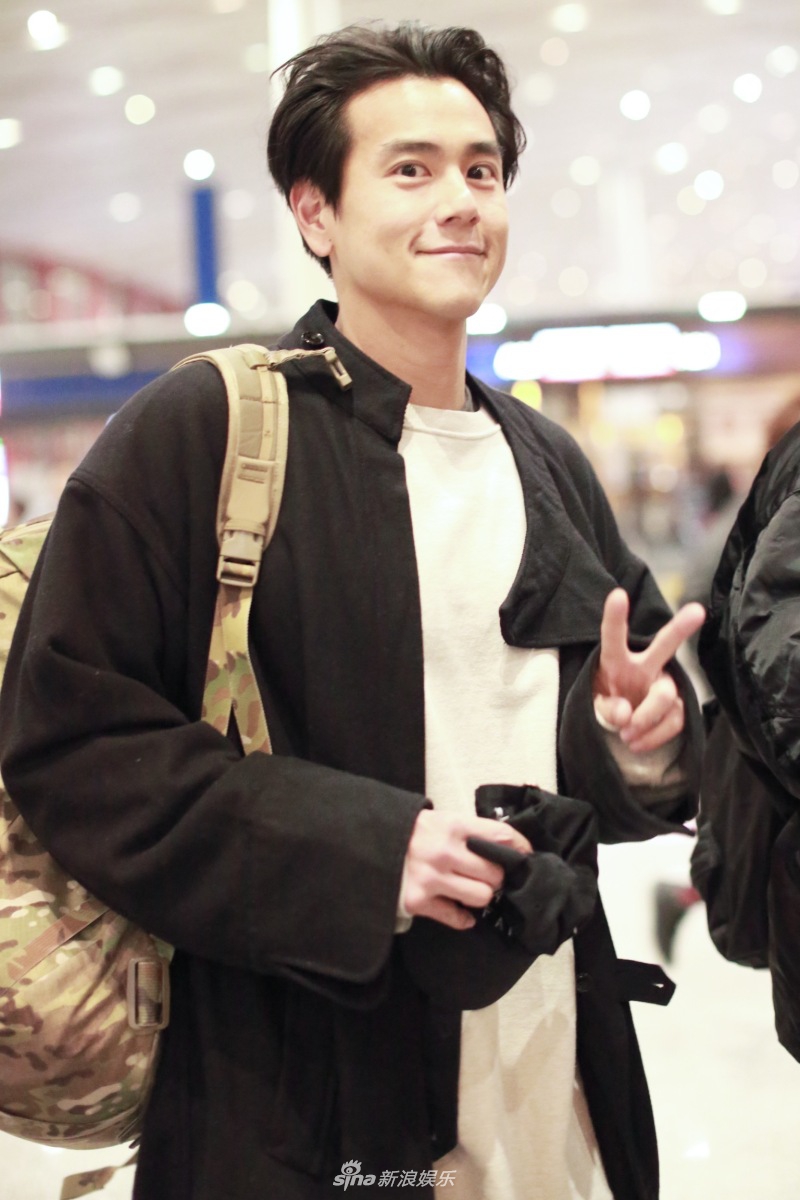 彭于晏单肩背包少年感十足对镜偷偷比剪刀手超可爱