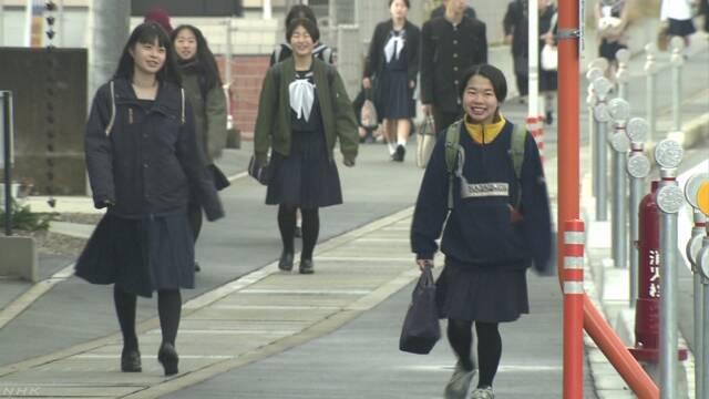 今年11月中旬开始，穿黑色裤袜的斐太高中的女生越来越多（NHK）