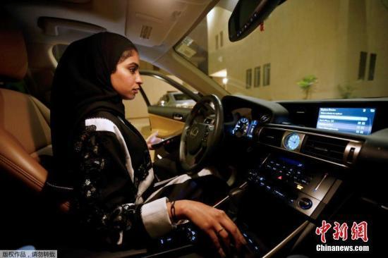资料图：正在驾驶车辆的沙特女性。