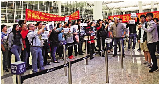 此前，有香港市民到机场抗议乱港分子搞乱香港。(图源：香港大公网)