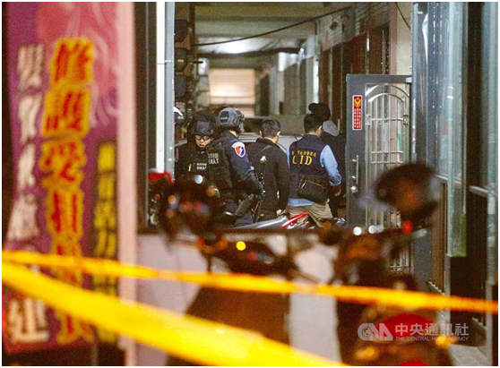 警方13日晚围捕涉嫌在国民党台南后壁党部放置不明物体的犯嫌(图片来源：台湾“中央社”)