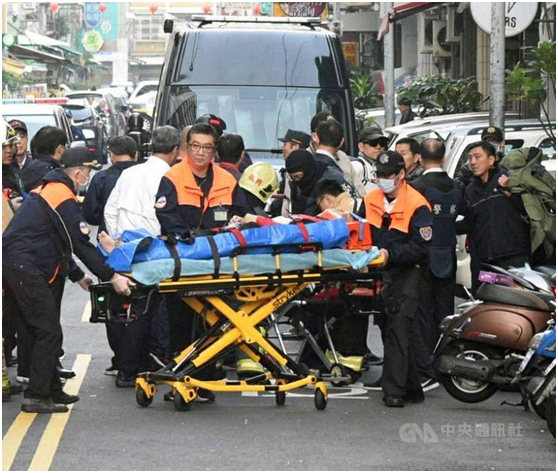 吴姓男子中弹由救护车送往医院(图片来源：台湾“中央社”)