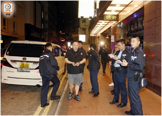 警员向遇劫韩籍男游客(左二)了解案发经过(图片来源：香港“东网”)