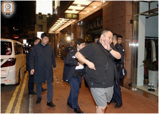 被抢劫的韩籍男子与朋友(左一)协助警方调查(图片来源：香港“东网”)