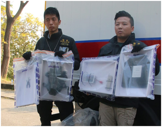 警方展示检获的防弹衣、防毒面具及化学品(图片来源：香港《星岛日报》)