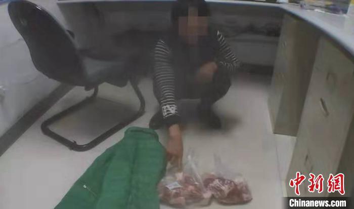 女子超市内盗取猪肉落网。自贡高新警方 供图