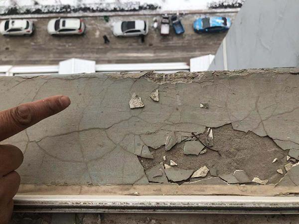 小欢卧室的阳台上至今仍留着她跳楼时踩碎的水泥碎屑.