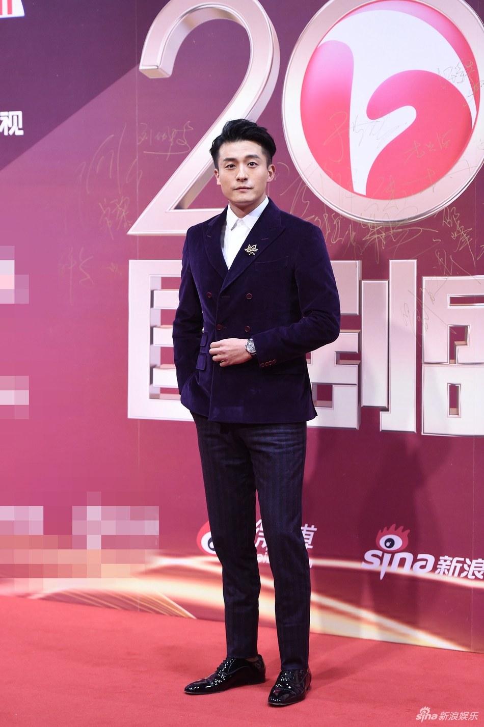 孙艺洲紫色西装帅气亮相现场曝爱情公寓5档期