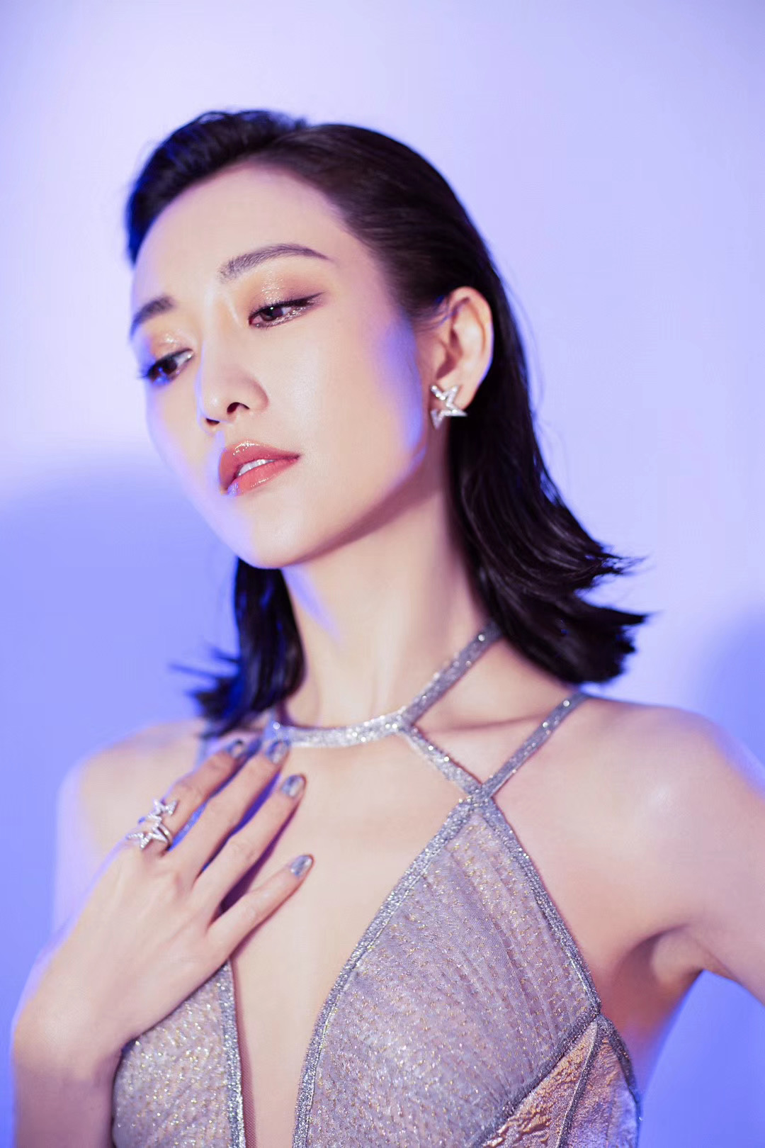 王鸥冬季抹胸长裙完美身材展露无疑