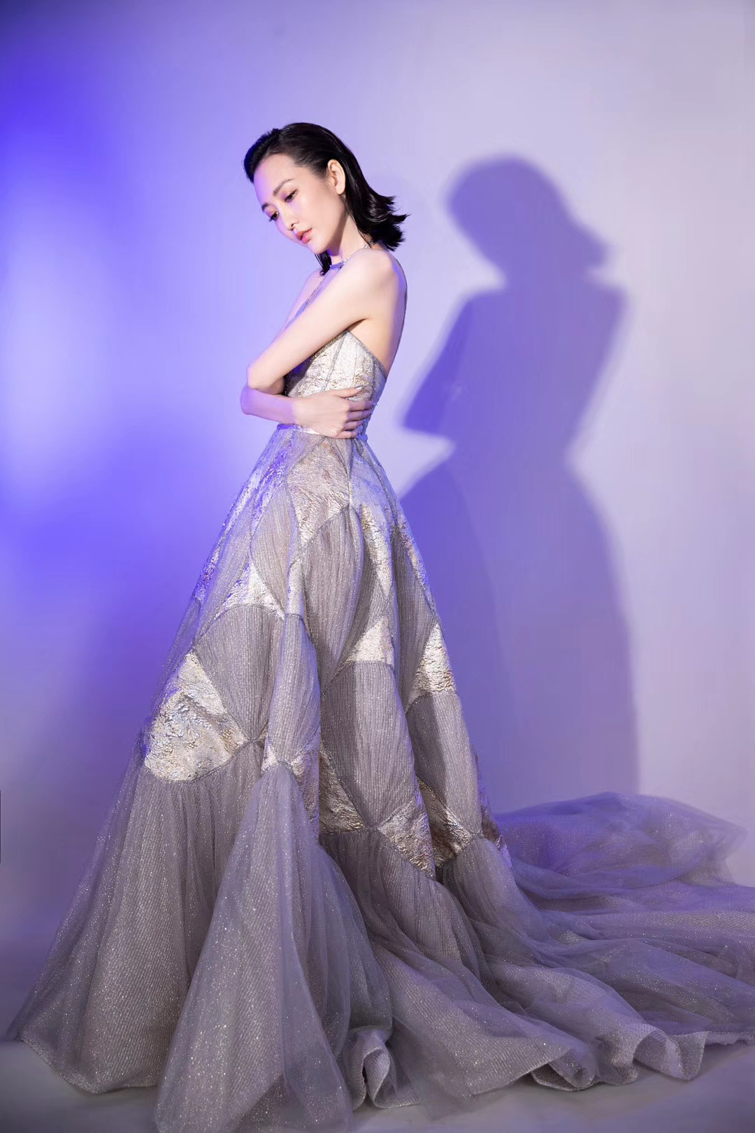 王鸥冬季抹胸长裙完美身材展露无疑