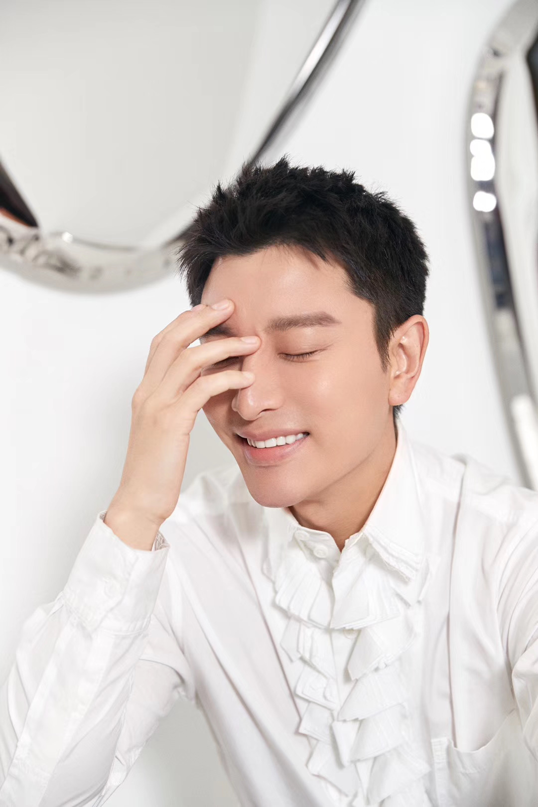 贾乃亮身着西服黑白搭配笑容满面
