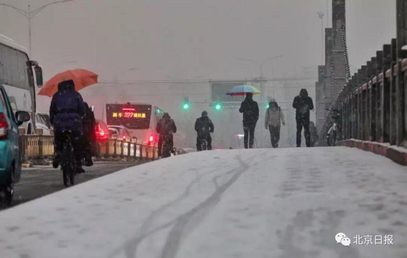 行人冒雪前行。白继开 摄