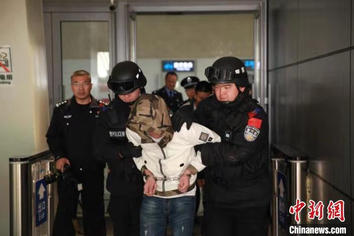 缉毒民警将涉嫌8公斤贩毒案件逃犯押解回宁夏。灵武市公安局供图