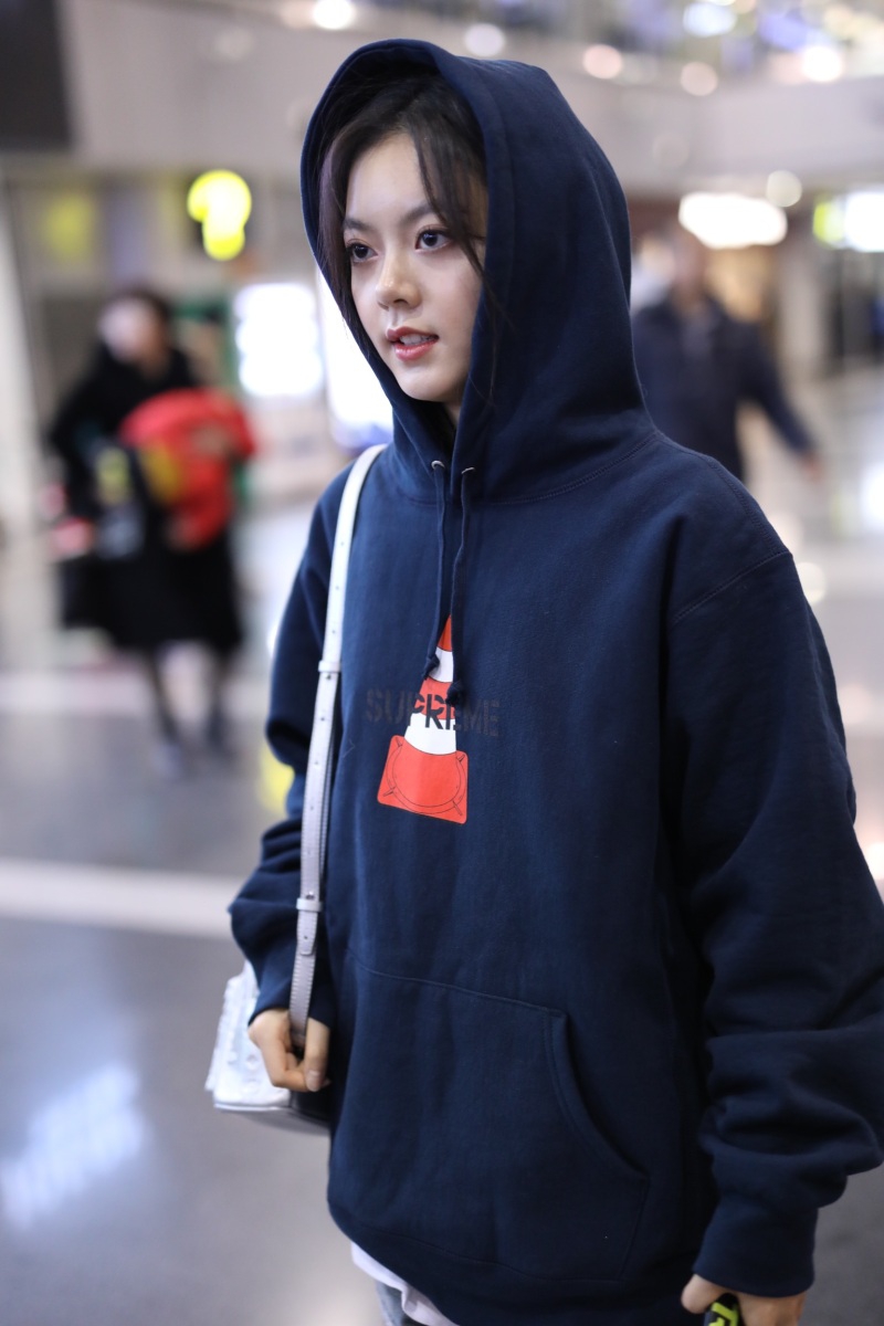 12月16日,赵今麦现身北京机场.她身穿卫衣配牛仔裤,装扮休闲潮味十足.