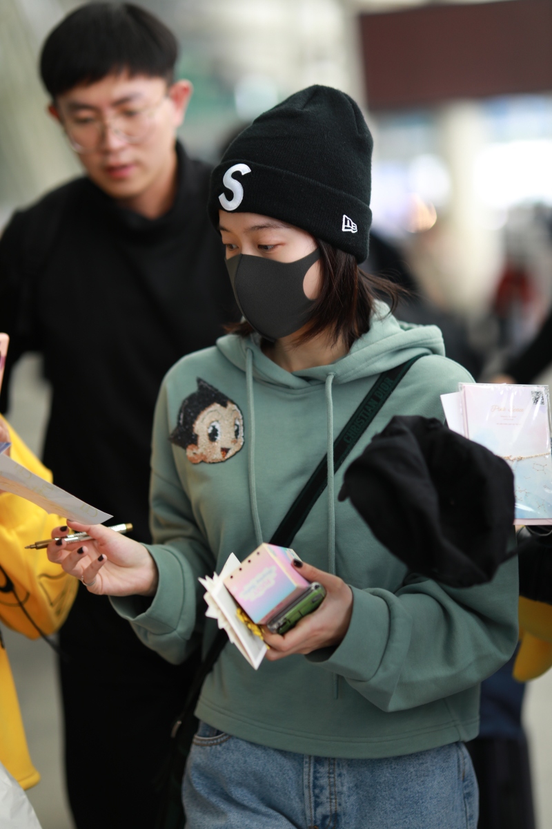 张雪迎穿卡通卫衣童趣十足暖心送粉丝签名亲和力爆棚