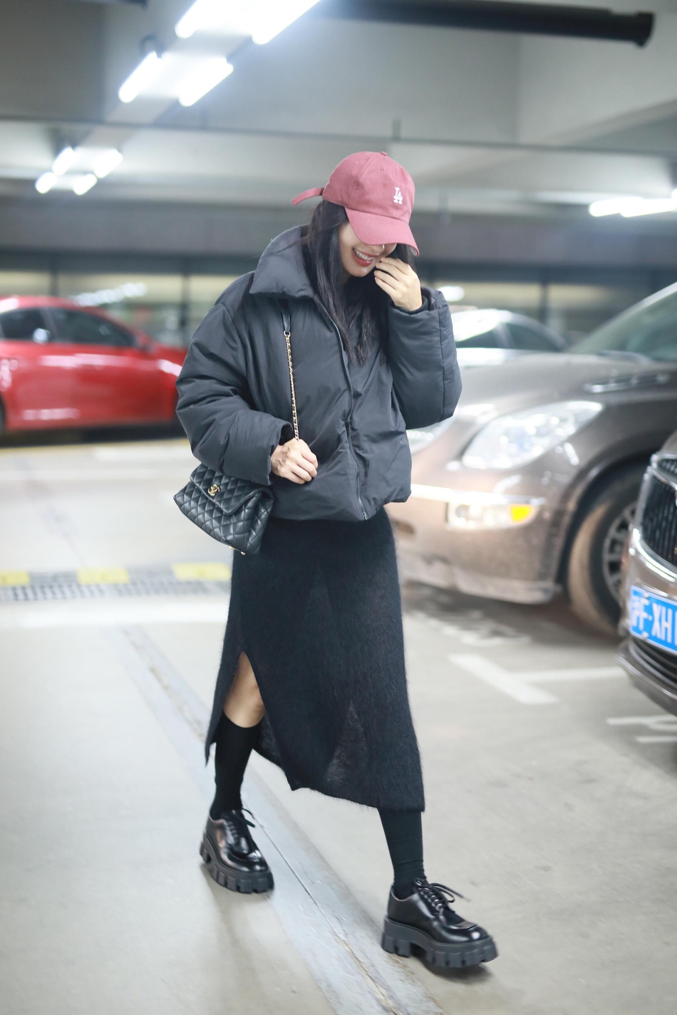 李菲儿穿黑羽绒服搭配半身裙时尚大气变身冬季酷女孩