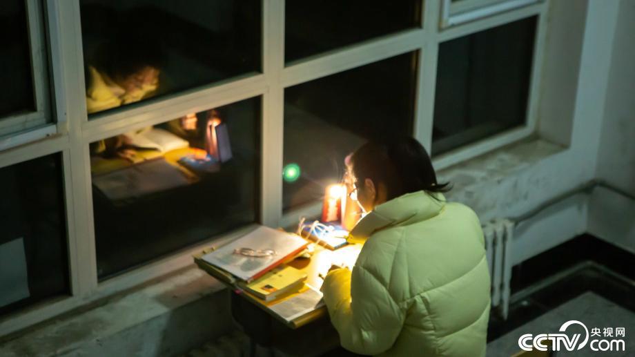 大学生挑灯夜读备战考研