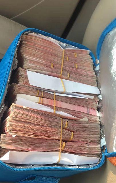 豪车车主车祸现场亮出14万现金要买下对方车警方通报来了
