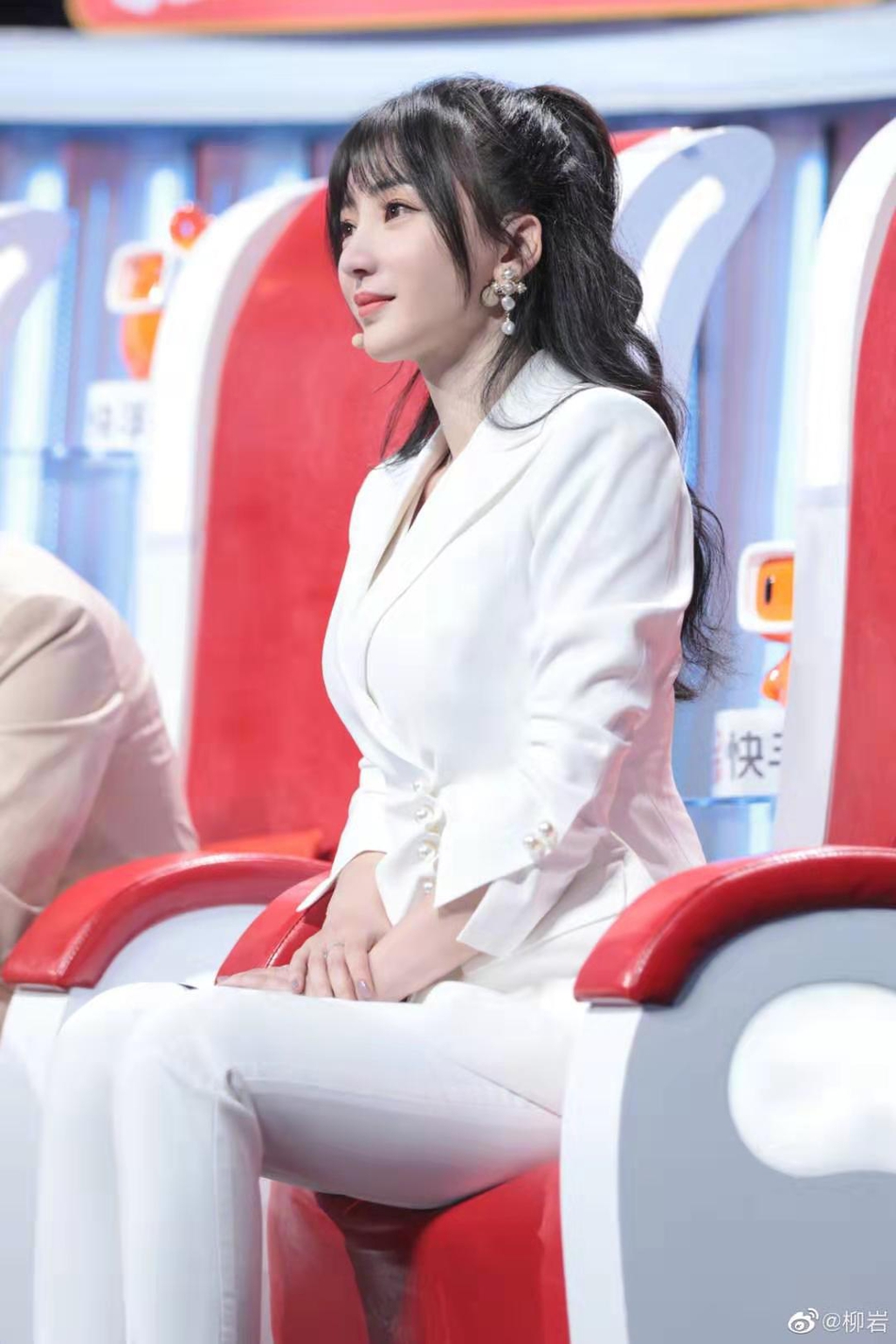 柳岩白色西装简约大方 高马尾辫尽显青春活力