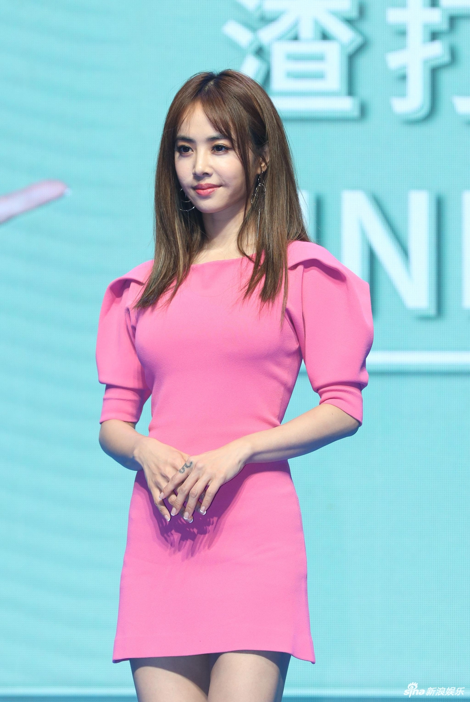 蔡依林出席活动穿粉裙秀美腿长发披肩对镜甜笑女人味十足