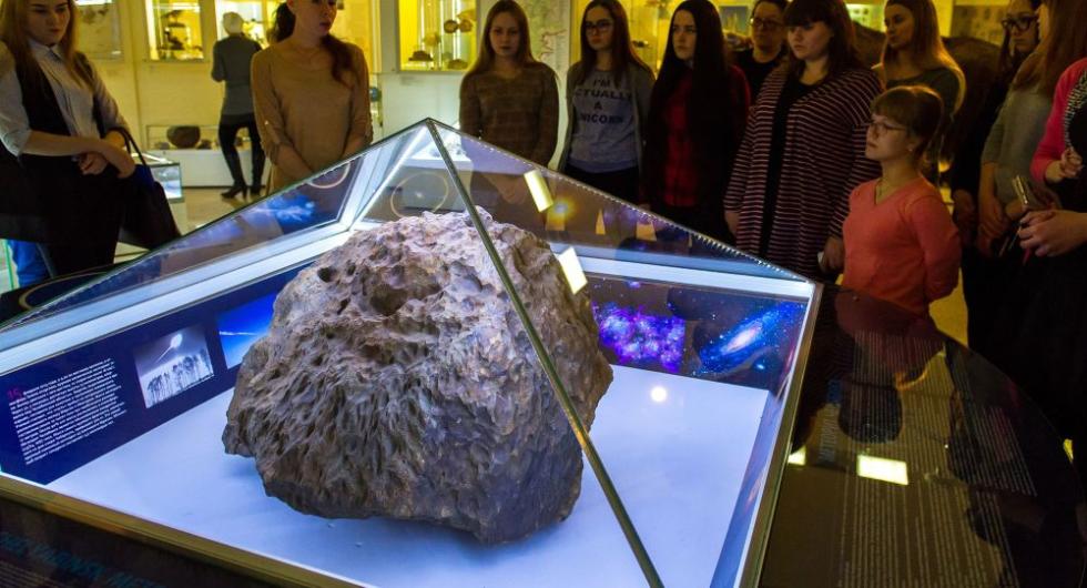 俄博物馆展品防护罩“神秘”打开 陨石想逃跑？