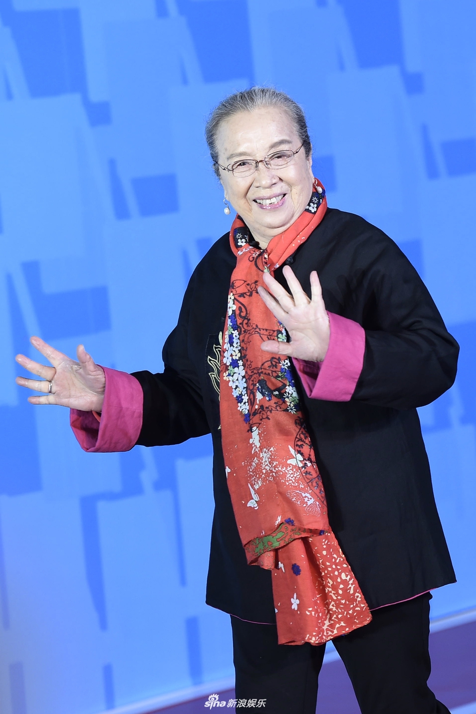 83岁"容嬷嬷"李明启精神矍铄 开怀大笑合影心情好