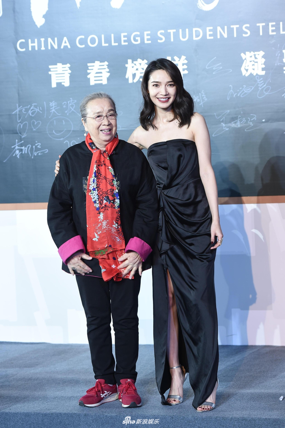 83岁"容嬷嬷"李明启精神矍铄 开怀大笑合影心情好