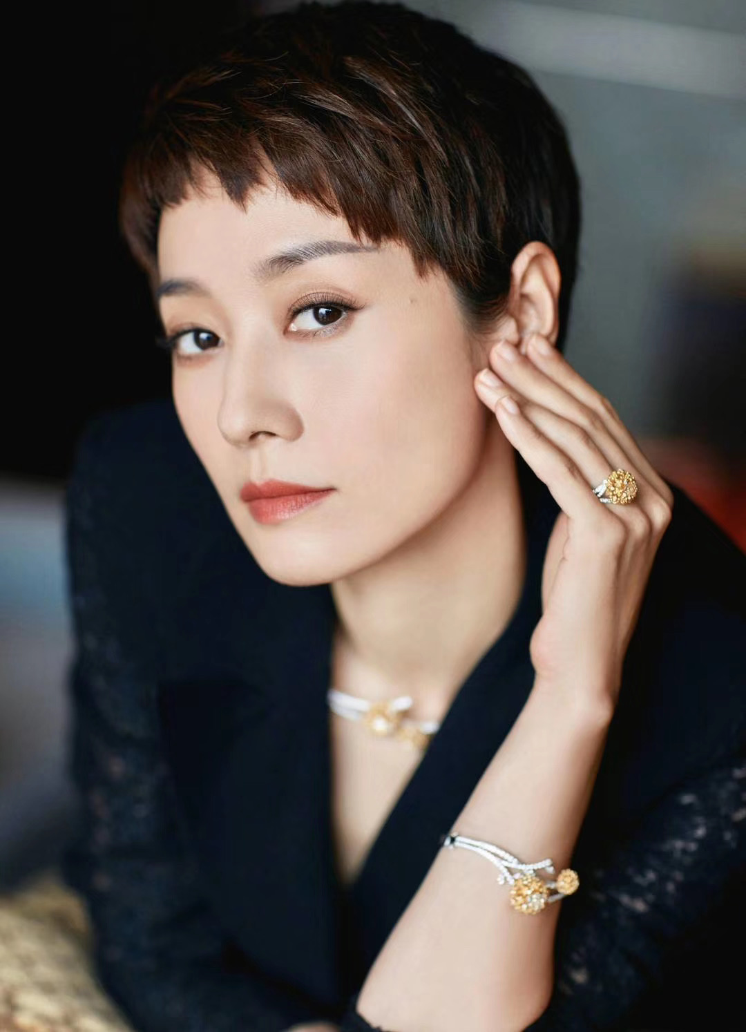 马伊俐离婚后短发造型更帅气