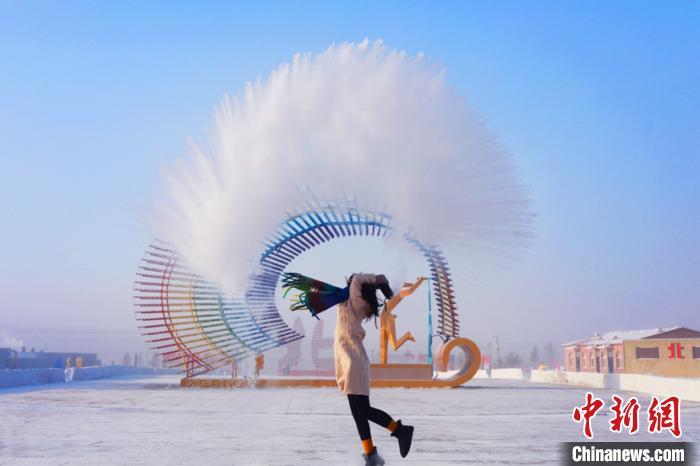 图为游客体验“泼水成冰”。（王景阳摄）