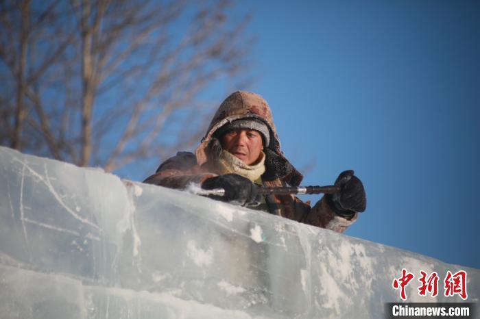 图为户外工作者。(王景阳摄)