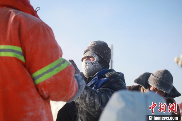 图为户外工作者。(王景阳摄)