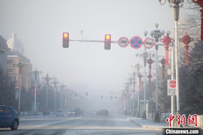 图为漠河市区出现极端冰雾天气。(王景阳摄)