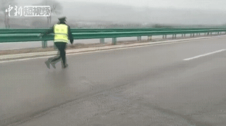 报告交警叔叔,有人在高速路上打出溜滑!