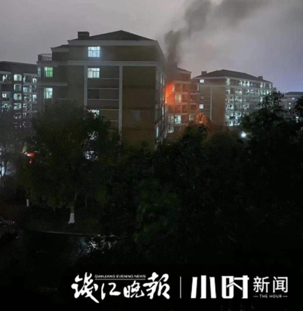 浙工大宿舍发生火灾 消防员从4楼救出多名被困女生