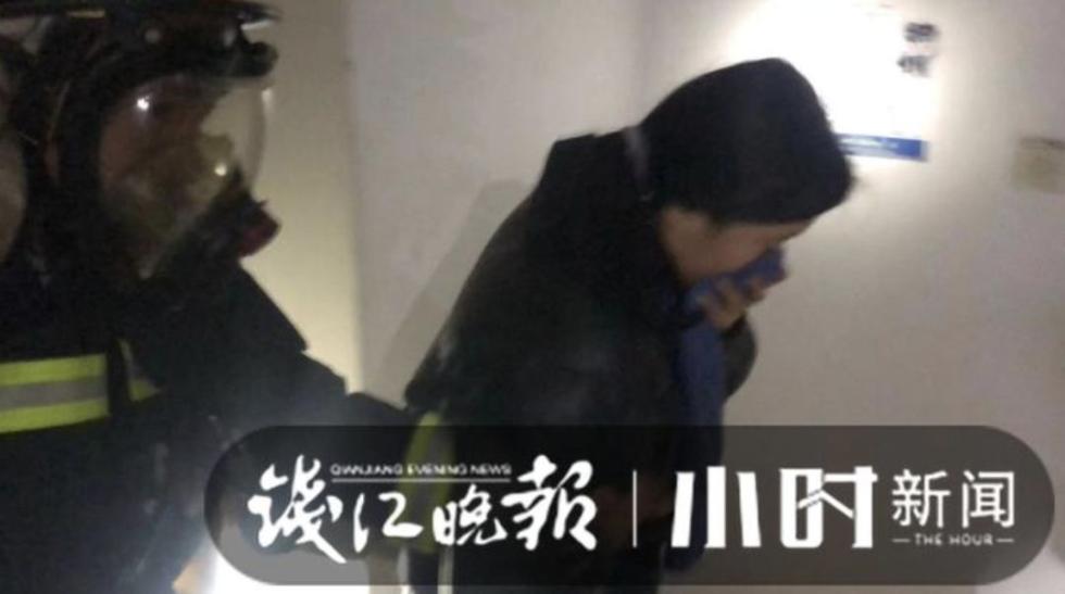 浙工大宿舍发生火灾 消防员从4楼救出多名被困女生