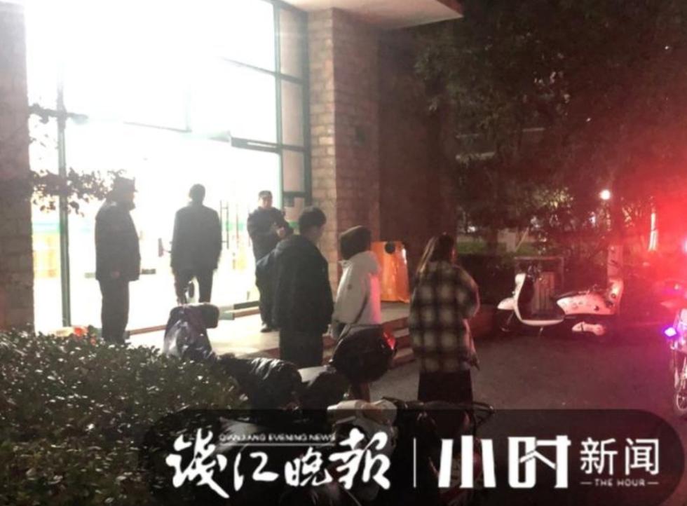 浙工大宿舍发生火灾 消防员从4楼救出多名被困女生