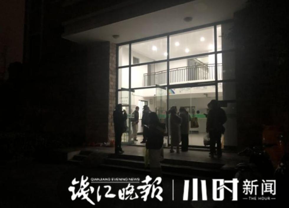 浙工大宿舍发生火灾 消防员从4楼救出多名被困女生