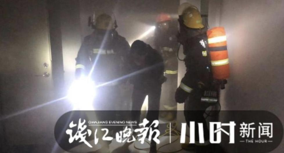浙工大宿舍发生火灾 消防员从4楼救出多名被困女生